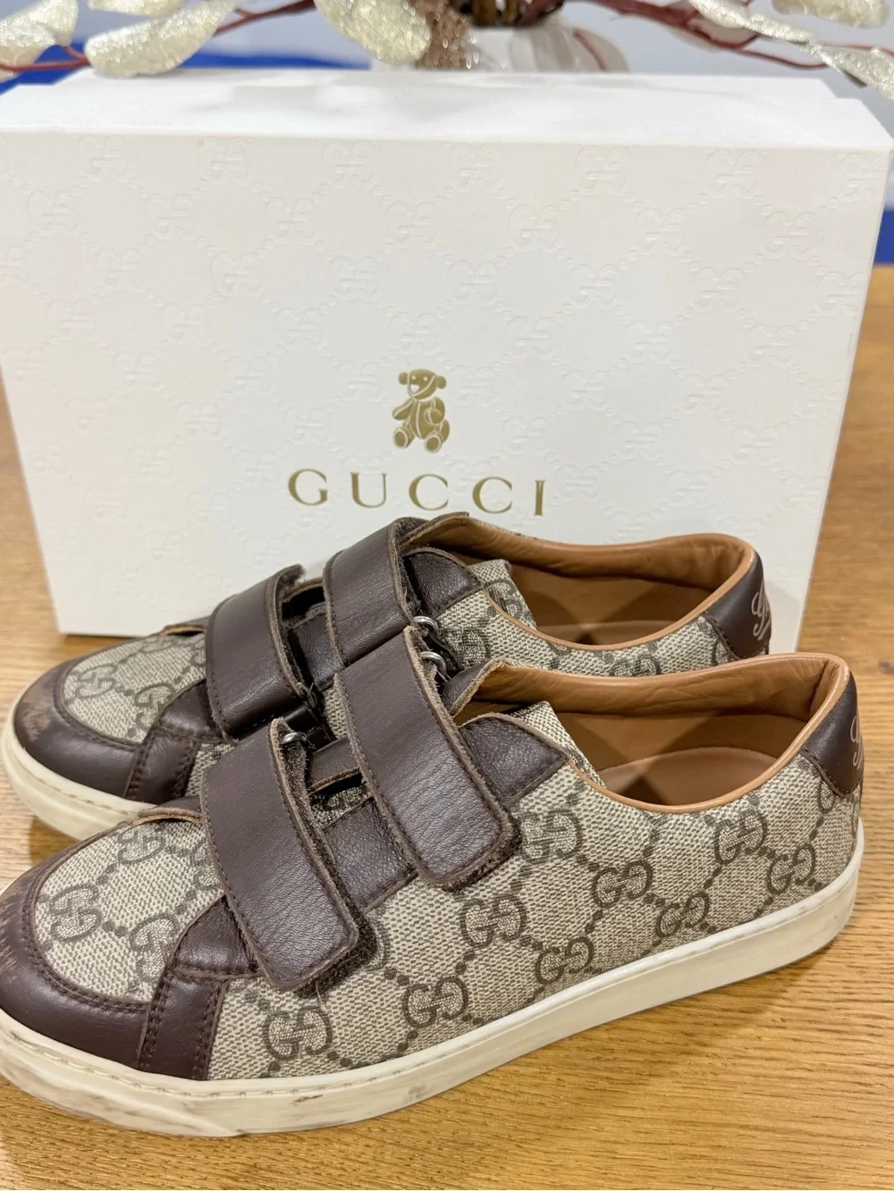 Authentic Gucci children’s GG Supreme sneakers in brown and beige.